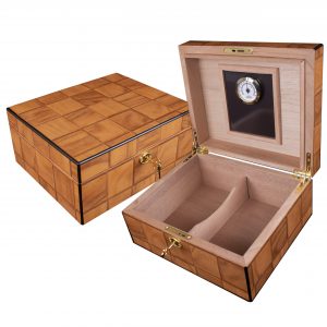 HUMIDOR DE MADERA COLOR NATURAL CON PATRON DE CUADROS PARA 30 PUROS CON LLAVE