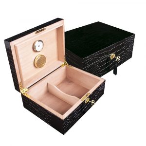 HUMIDOR DE MADERA CON DISEÑO REPTIL COLOR NEGRO PARA 35 PUROS CON LLAVE