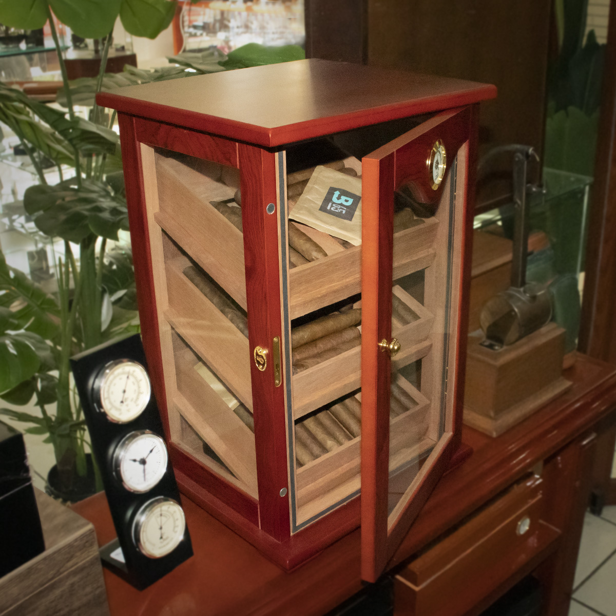 HUMIDOR MINI VITRINA DE MADERA COLOR CAOBA ROJIZO CON 3 COMPARTIMENTOS CON LLAVE PARA 100 PUROS - Image 2